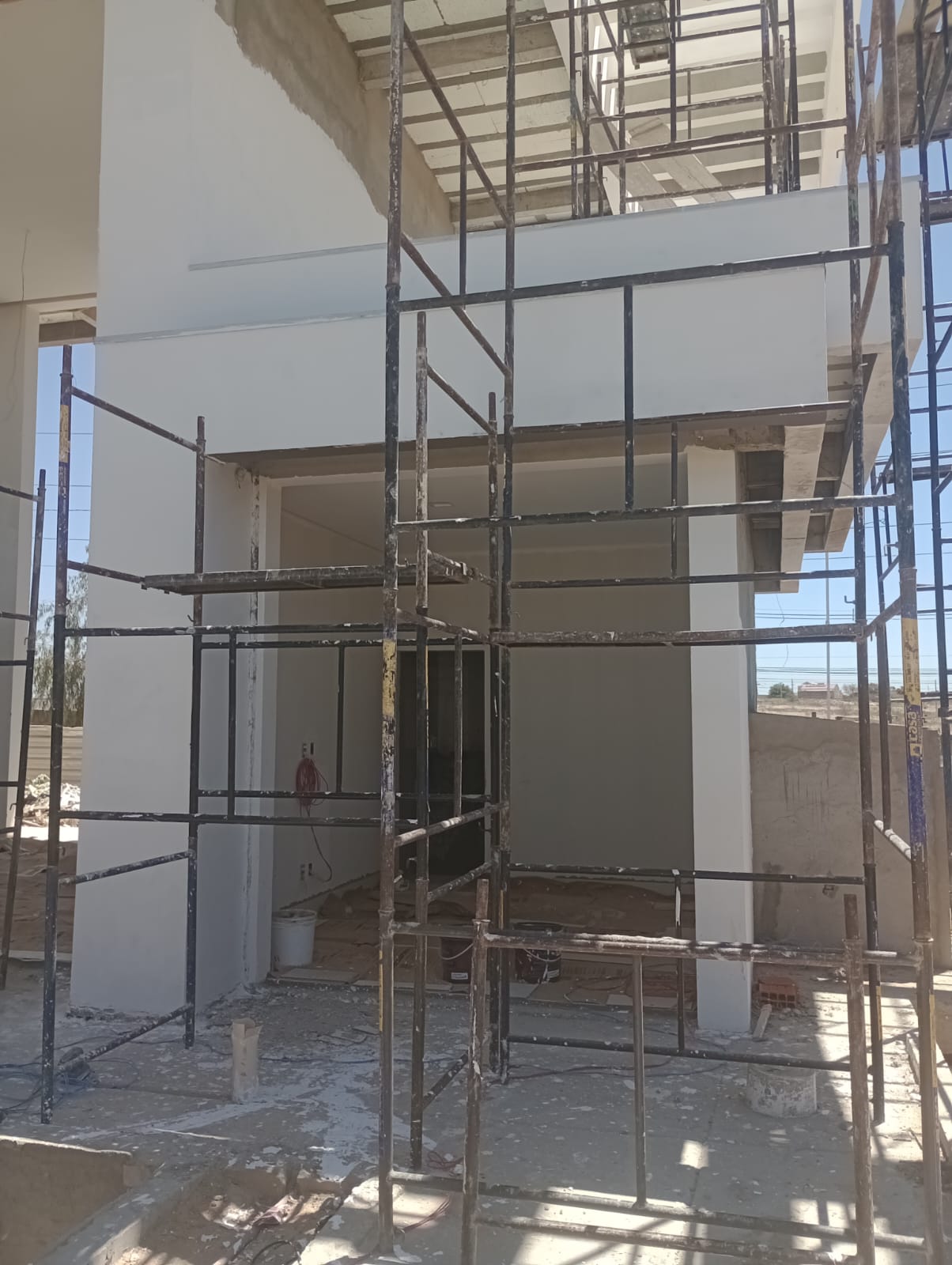 Pintura externa em casa de dois andares com andaimes