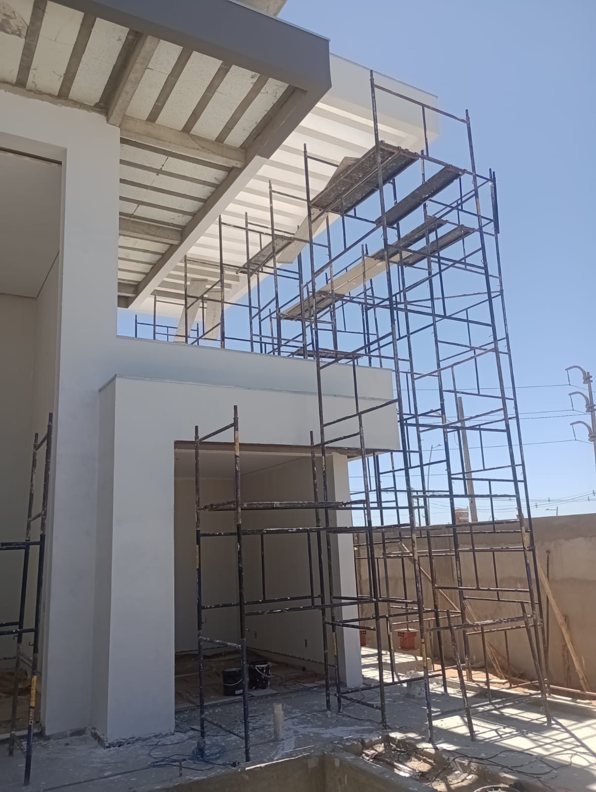Fachada residencial recém-pintada de branco em Petrolina