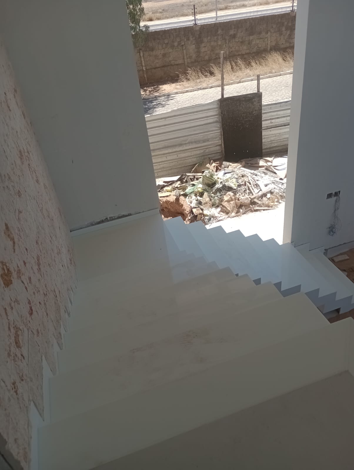 Escada residencial recém-pintada de branco